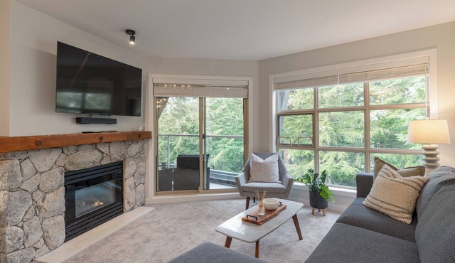 ❄︎The Treehouse❄︎ New Top Floor 1 BR Ski in/out - 3 Hot Tubs & Pool | The Aspens