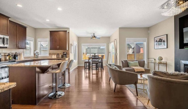 The Trenta - 4BD 3BA 2 Kitchen Stunner
