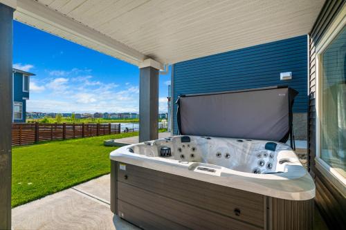 The Ultimate Getaway with Central AC, 3 King Beds, Hot Tub, Pool Table and More