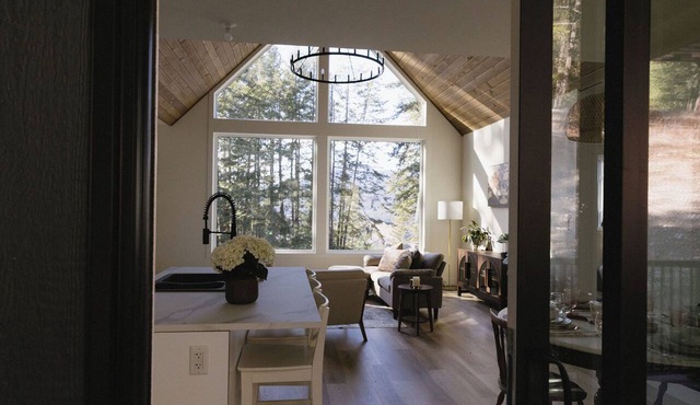 The Vella | Private Modern Carriage House Near Shuswap Lake