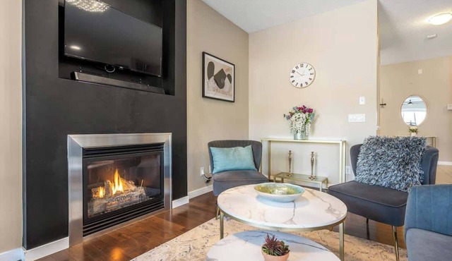 The Venti - 3BD 2BA Yard Garage & Upper Suite