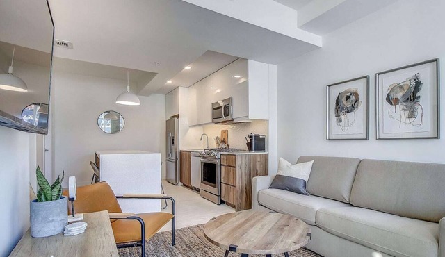 Timeless & Contemporary Condo in Kensington with Large Patio