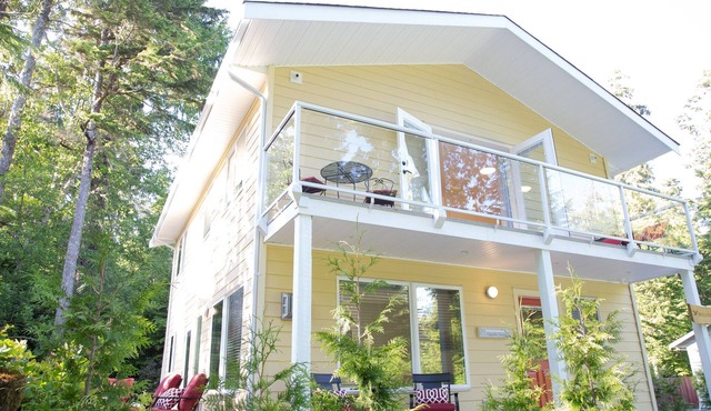Tofino Hummingbird Cottage: Across from Chesterman Beach -"Serenity by the Sea"