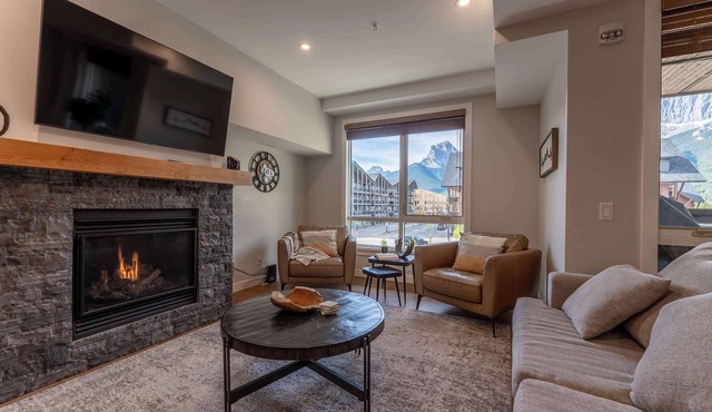 Top floor 2 level w hot tub - Modern Mountain Oasis