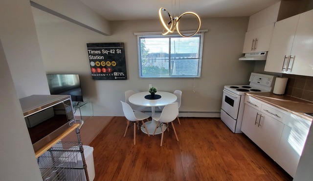 TOP FLOOR - BALCONY - WALKABLE - UNIVERSITY - DOWNTOWN - WHYTE AVE -TRANSIT