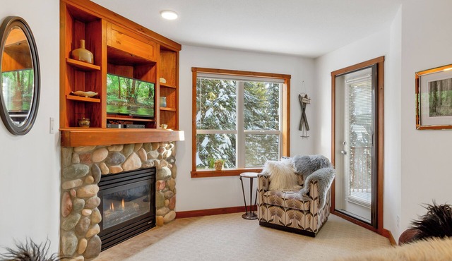 Top floor 1 bedroom condo at Creekside - pet friendly, large deck, on trails