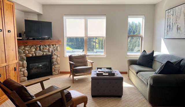 Top floor studio condo at Creekside - pet friendly, views, close to trails in Silver Star Mountain