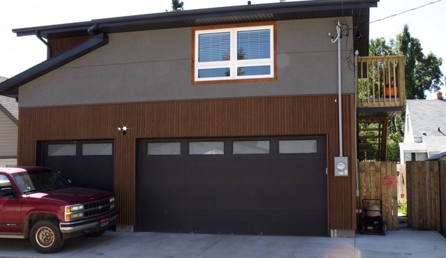Top loft garage suite close to Whyte Ave & University. Quick access to Downtown.
