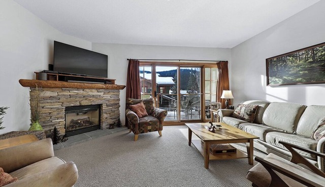 Trail's Edge 51: Charming, Three Storey, 2BDRM Townhome w/Private Hot Tub
