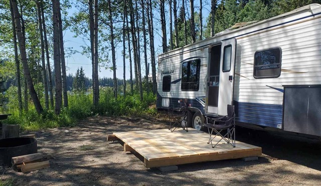 Trailer on Spacious lakefront Campground