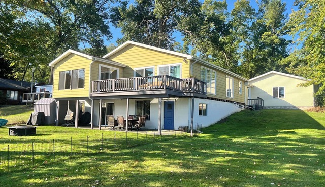 Tranquil 3-bedroom lake haven in lovely Paw Paw with WiFi, AC in Paw Paw