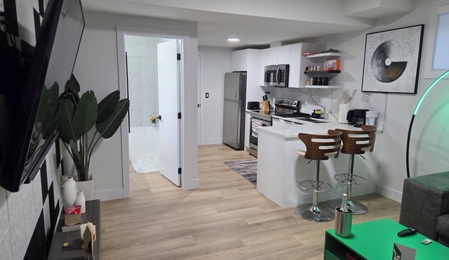 Tranquil Getaway. Home located near golf course.Enjoy this calm & stylish suite