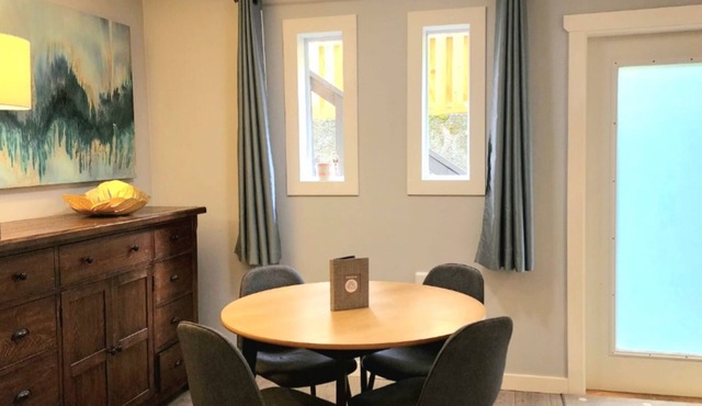 Tranquil Shawnigan Lake Spa Retreat, 2 BR. Full Kitchen, Cozy Fireplace