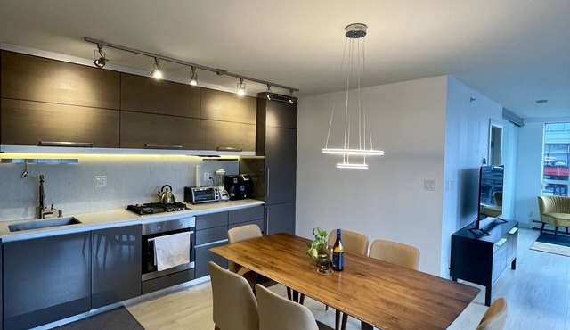Trendy Chinatown apartment with parking