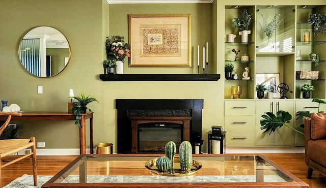 Trendy Glenora | Sleeps 10 | 5 min from Downtown & River Valley | Jacuzzi tub!
