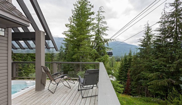 True ski-in/out: close to village with Private HT