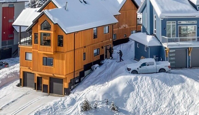 True Ski in/Ski out 4 bedroom home with hot tub