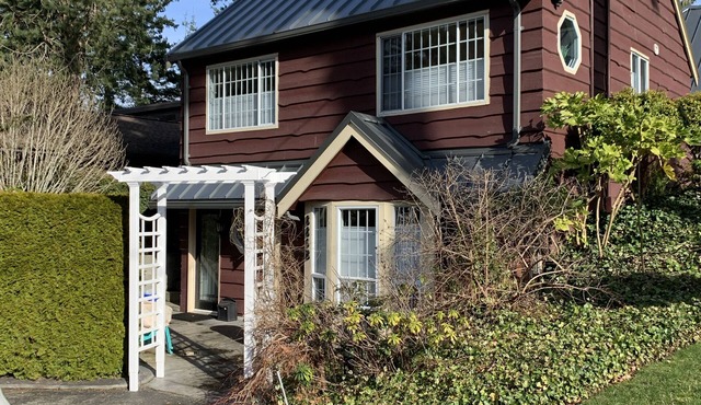 Tsawwassen Lovely private Coach House - walk to shopping, beach and restaurants.
