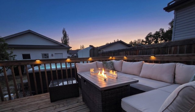 Twilight Chalet: King Suite & Hot Tub