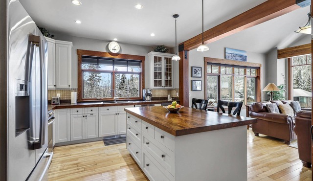 Twin Oaks Chalet: 4BR Ski-In Chalet in Sun Peaks Resort w/Private Hot Tub