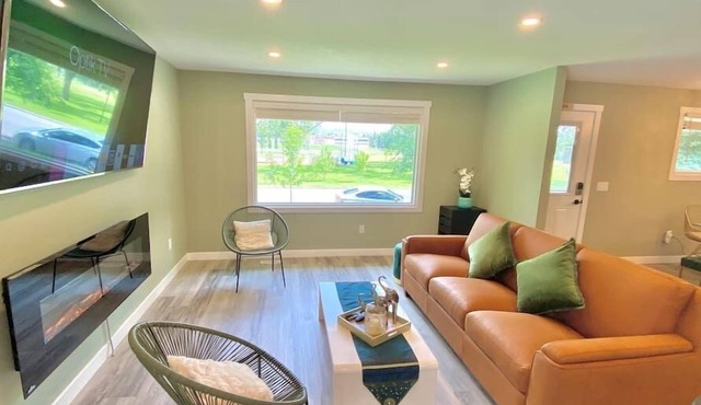 UC WalkingDistance 3BR/2.5BA Up+3BR/2BA Legal Down