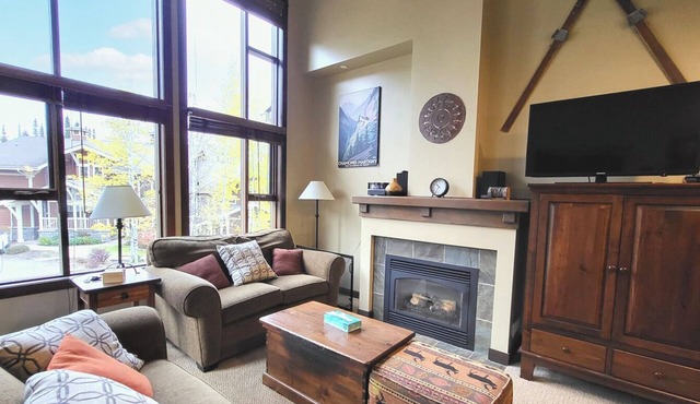 Upper floor 2 bedroom condo, very close to ski-in/out trails