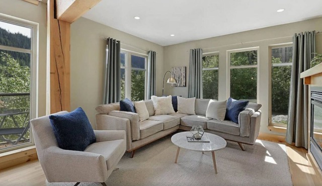 Upper House, Close to ski lifts and ALL amenities, fully equipped