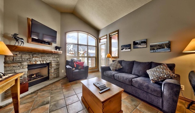 Upper level 2 bedroom condo with courtyard view and easy access to ski runs