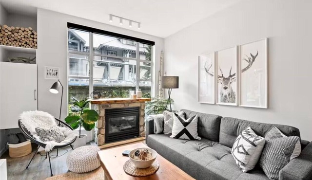 Upper Village Spacious 1BRM: Sleeps 4,Near Restaurants and Gondola!