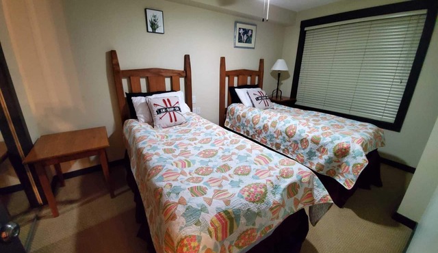 Upper village unit with access to the pools! in Panorama