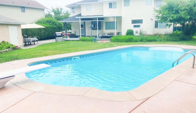 Upscale 2 Bedroom Suite Basement