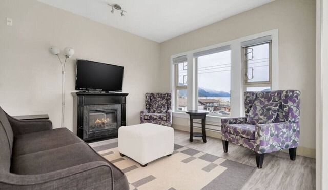 Upscale 2BR Overlooking Lake View Escape