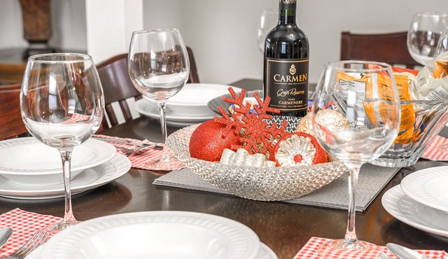 V@Home Stylish 5BR/2BA Retreat, Central Location, Groups & Families