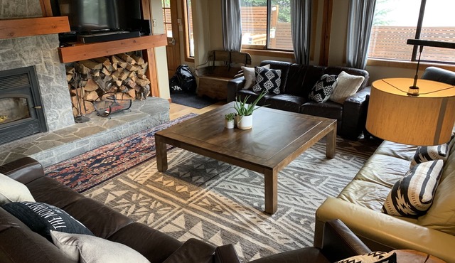 ✨ Valhalla Ski Chalet | Sleeps 14 | Private Hot Tub | Steps to Whistler Village