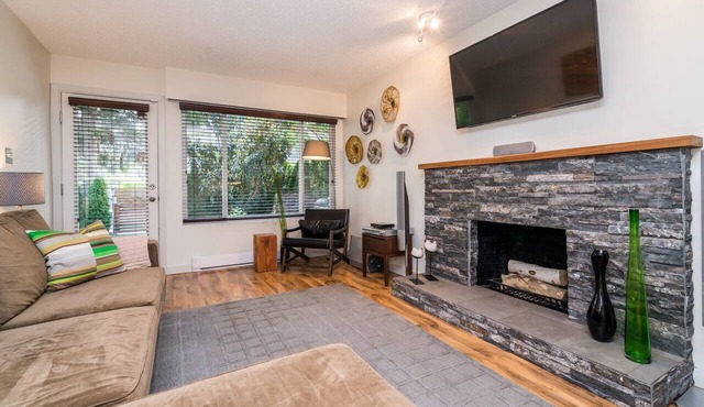 Vancouver home, 10 minute drive to downtown. Close to Skytrain, parking included