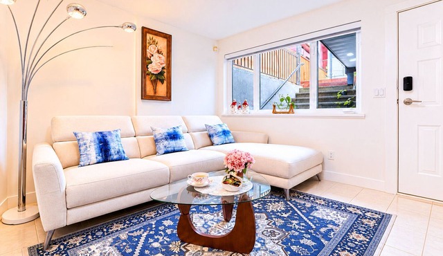 Vancouver Nest | Cozy 2BR Retreat + Bonus Room Sleeps 6 Free Parking