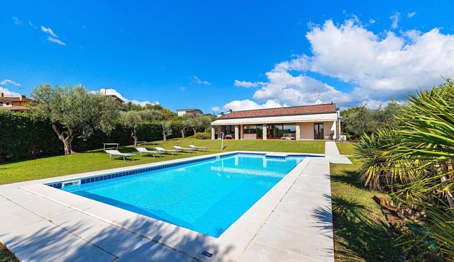 Villa Elisabetta with private pool and garden in San Felice del Benaco