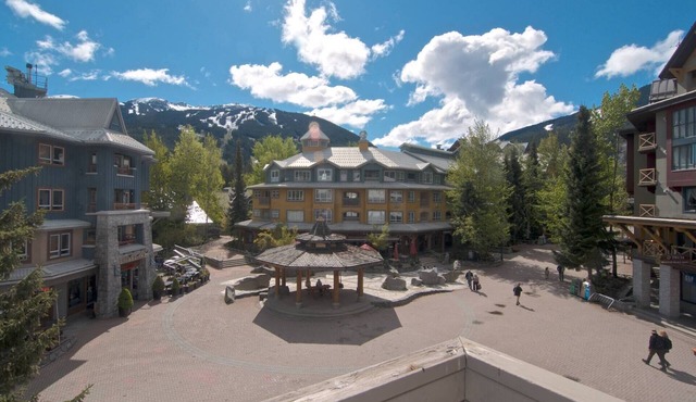 Village Location mountain views. Steps to everything! Ideal Family getaway