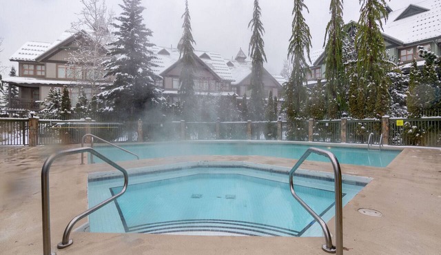 Village Star Luxury - Hot tub, Pool & Free Parking