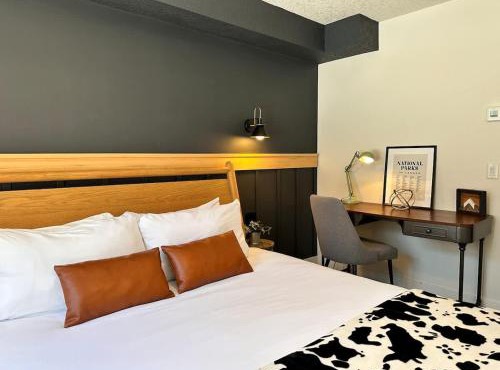 W118 NEW! Central Canmore- Light Industrial Hotel Room