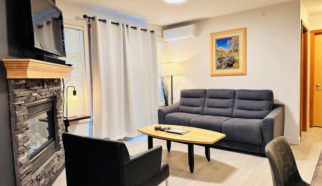 W463 Top Floor Suite in Canmore- A/C, King bed, Central, Gym, Free parking, 2BR