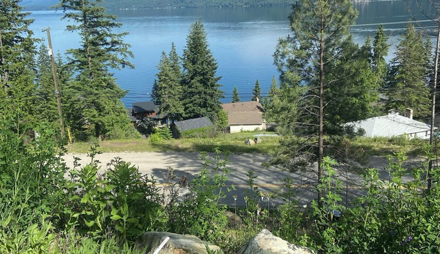 Wake Up to Beautiful Shuswap Lake Views in a Cozy/Clean 5th Wheel Trailer