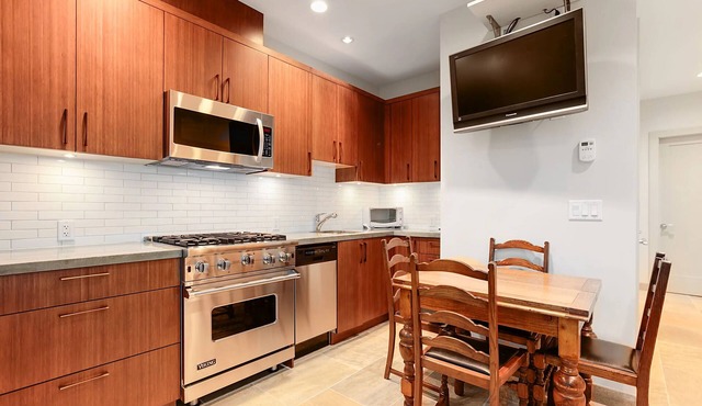 Walk to Beach! Super cute 2 bedroom suite in Point Grey