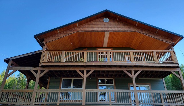 Walking distance to Christina Lake, Family friendly for up to 12 people. in Christina Lake