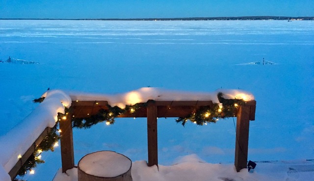 Waterfront cabin with breathtaking views of the lake, 45 min from Edmonton AB in Val Quentin