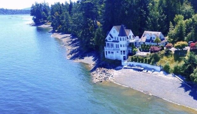 Waterfront Castle on the beach with hot tub on 1.58 Acres at downtown Chemainus in Chemainus