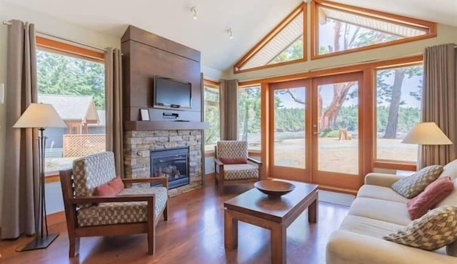 Waterfront Cottage - Mayne Island Resort