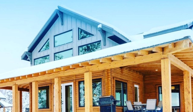 Waterfront Kelowna Cabin #1 sleeps 15 has a private hot tub & is pet friendly