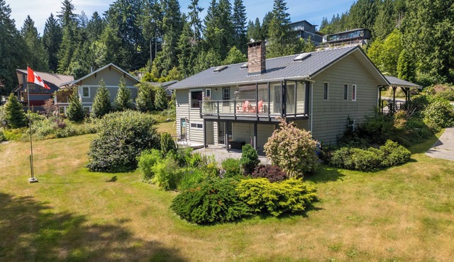 Waterfront Retreat, Beach Access, Group Friendly, Sleeps 14