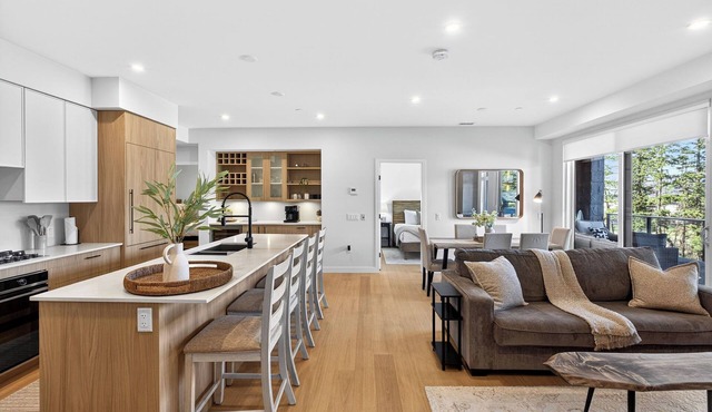 Welcome to Zara at Lakestone! A premier lakeside community for a peaceful escape with pickleball courts, a gym, and a sauna. Elevated 3BR retreat with scenic lake & mountain views and a spacious patio. 2 king beds, 1 queen, sofa bed & 2.5 baths